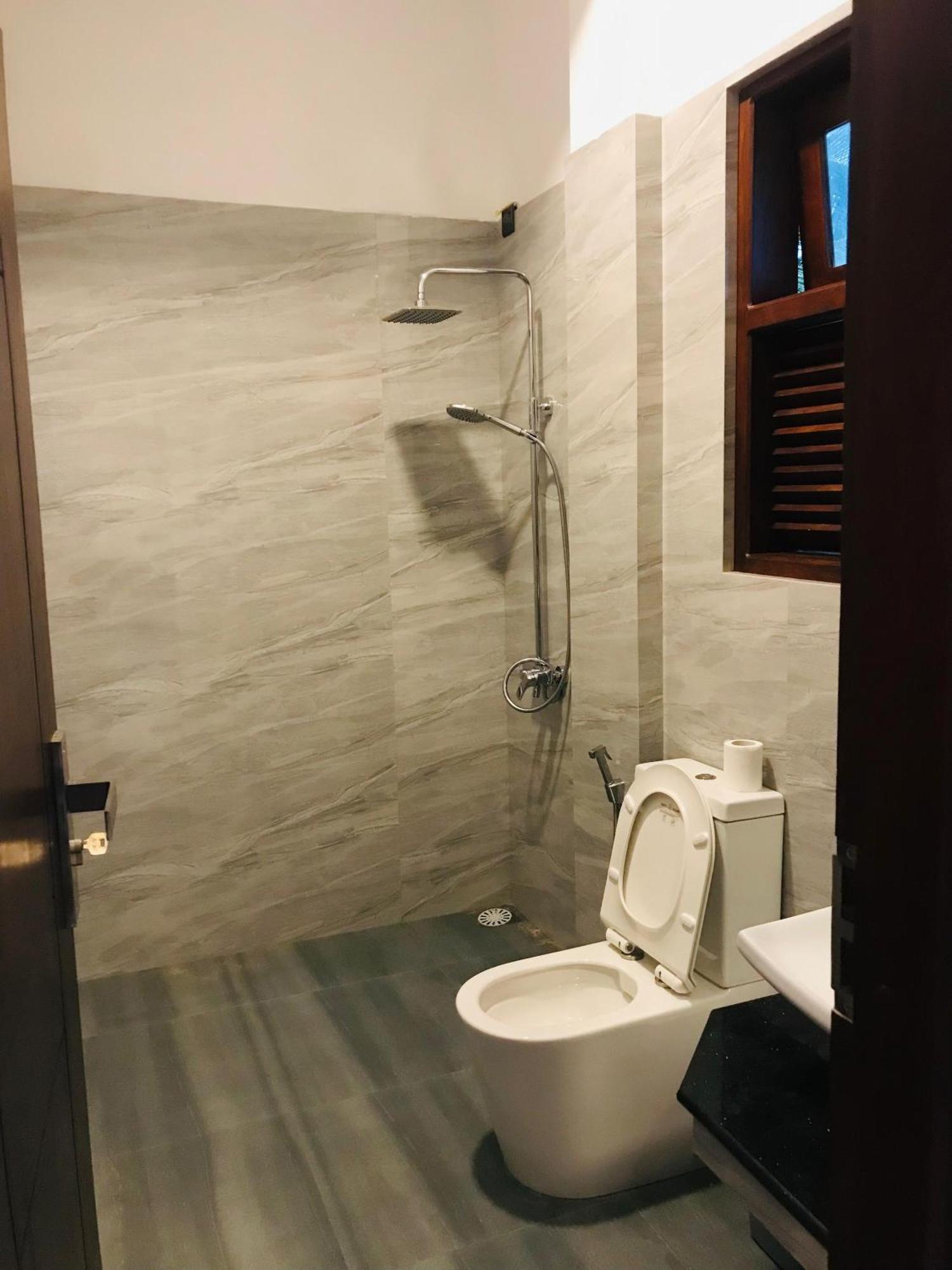 Blue Whales Hotel ヒッカドゥワ エクステリア 写真